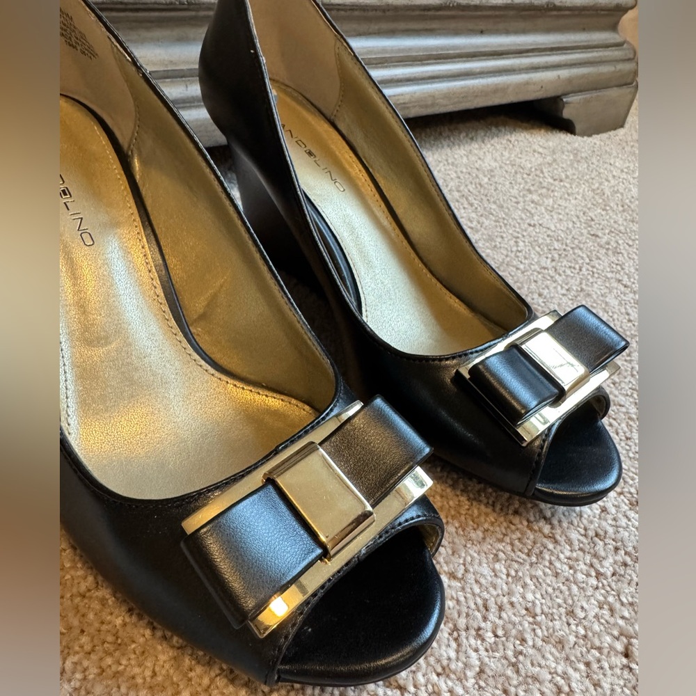 Bandolino Black Peep Toe Wedges Block Heels Bow Pump Gold Leather Metallic